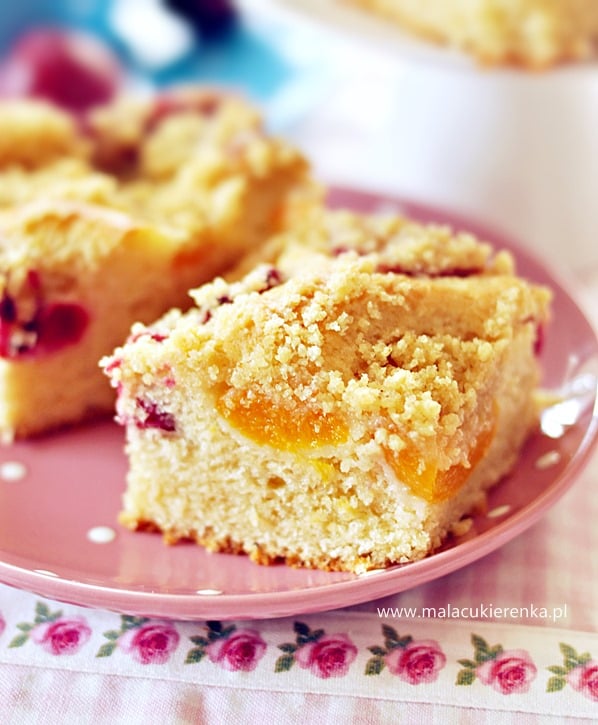 ciasto drozdzowe z owocami i kruszonka